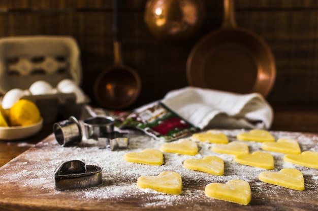 Cookies et couteaux crus en cuisine Photo gratuit