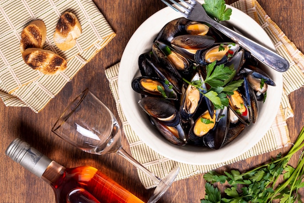 Coquilles De Moules Savoureuses Sur Une Plaque Photo Gratuite