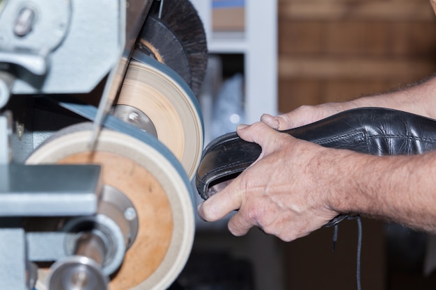 Le cordonnier répare une chaussure Photo Premium