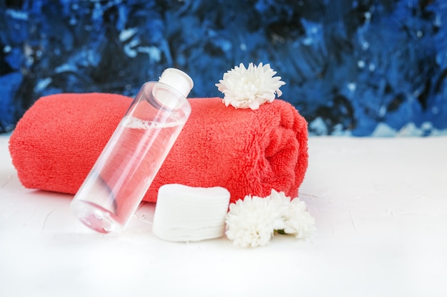 Cosmétique tonique et serviette. le concept de cosmétiques et de beauté. Photo Premium