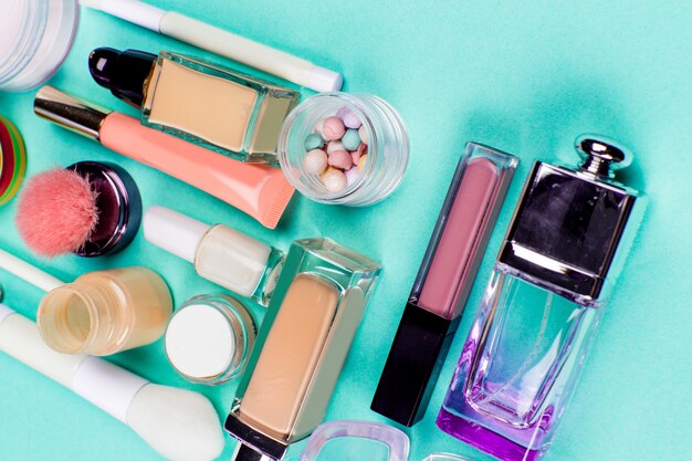 Cosmétiques colorés sur le lieu de travail bleu. vue de dessus Photo Premium
