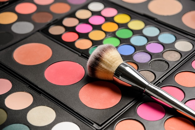 Cosmetiques Decoratifs Pour Le Maquillage Des Yeux Palettes Aux Couleurs Vives Et Pinceau A Dessin Cosmetique Photo Premium