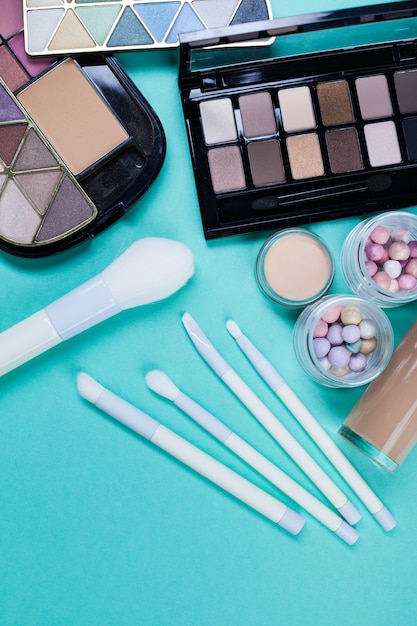Cosmétiques sur le lieu de travail bleu. vue de dessus Photo Premium