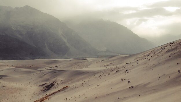 Coucher de soleil après la tempête de sable au dersert froid. skardu, gilgit baltistan, pakistan. Photo Premium
