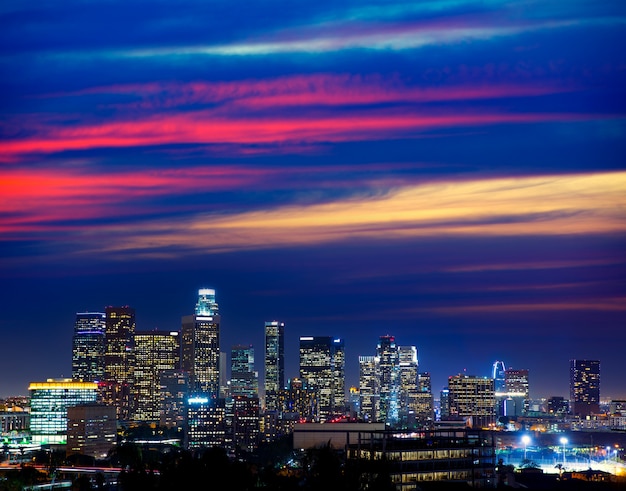 Coucher de soleil sur le centre-ville de los angeles au coucher du soleil, californie Photo Premium