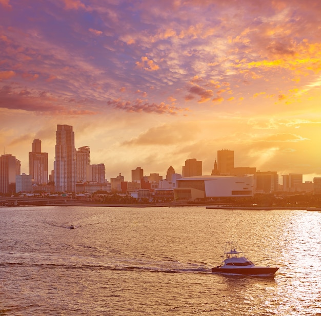 Coucher de soleil sur le centre-ville de miami, floride, états-unis