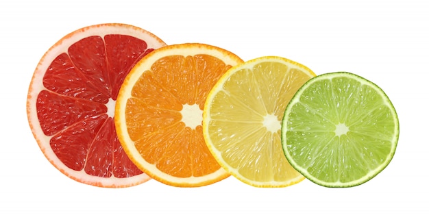 Couper les fruits de pamplemousse, orange, citron et citron vert isolés sur fond blanc avec un tracé de détourage Photo Premium