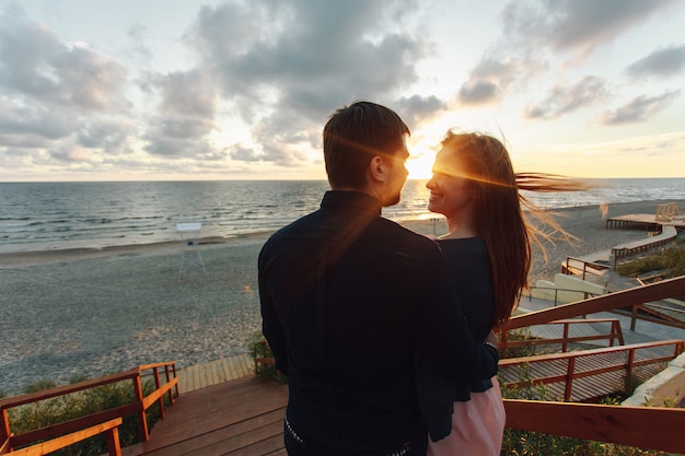 Couple Damoureux Au Premier Rendez Vous à Lheure Du Coucher De Soleil à La Mer Photo Premium 