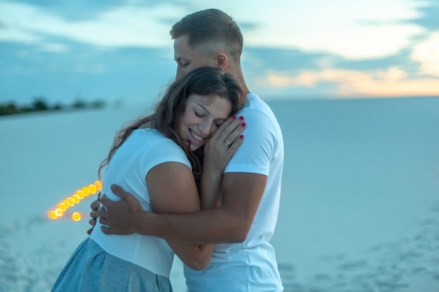 Couple Amoureux Calins Romantiques Dans Le Desert De Sable Soiree Ambiance Romantique Dans Le Sable Bruler Des Bougies Photo Premium