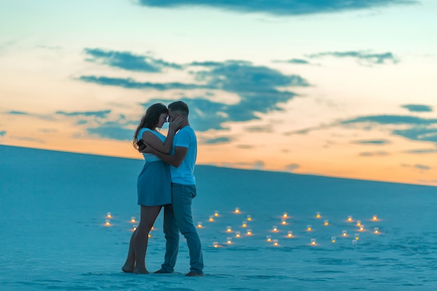 Couple Amoureux Calins Romantiques Dans Le Desert De Sable Soiree Atmosphere Romantique Dans Le Sable Bruler Des Bougies Photo Premium