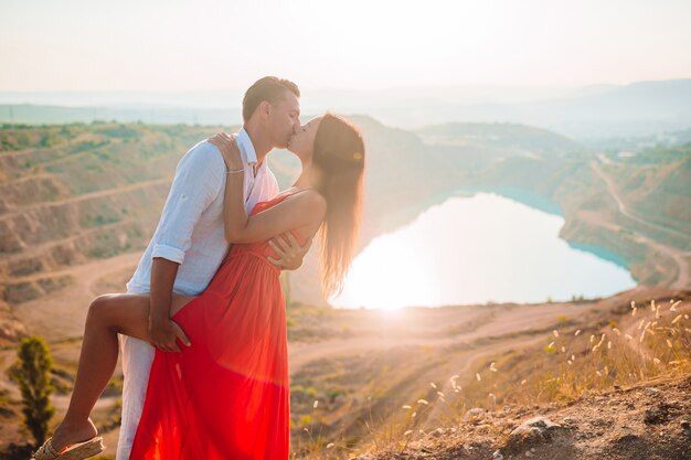 Couple Amoureux Près Du Lac Comme Coeur En Lune De Miel Concept De Vacances Européennes Beau 