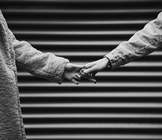 Couple D Amoureux Tenir La Main Photo En Noir Et Blanc Photo Premium