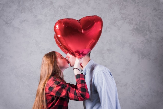 Couple Avec Des Ballons En Forme De Coeur Sembrasser Photo Gratuite