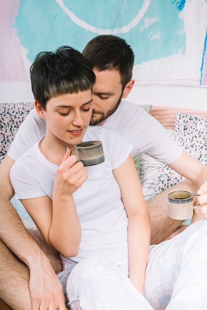 Couple buvant du café le matin Photo gratuit