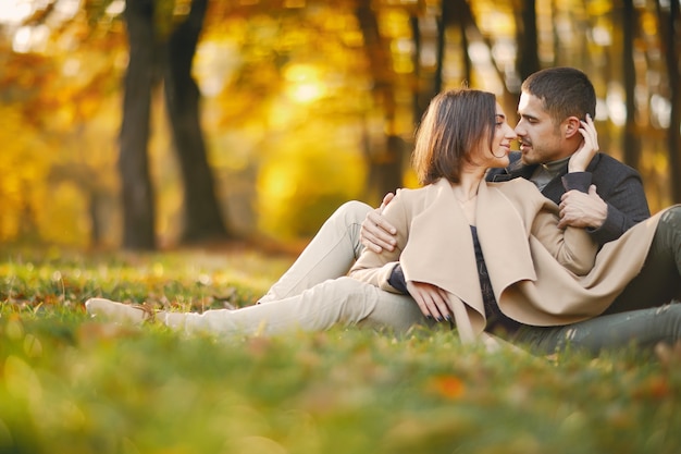 Couple Dans Le Parc Photo Gratuite 