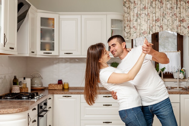 Couple Drole Dansant Dans La Cuisine Photo Gratuite