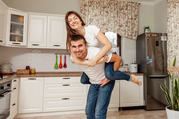 Couple Drole Posant Dans La Cuisine Photo Gratuite