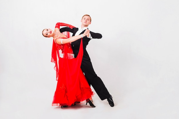 Couple Effectuant Une Danse De Salon Photo Gratuite