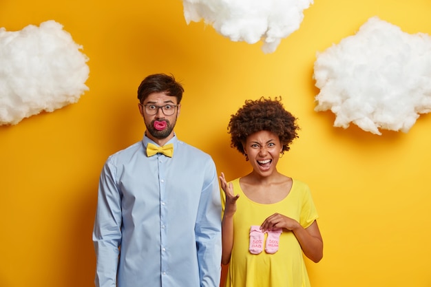 Un Couple Familial Se Prpare Devenir Parents Et Pose Avec Des