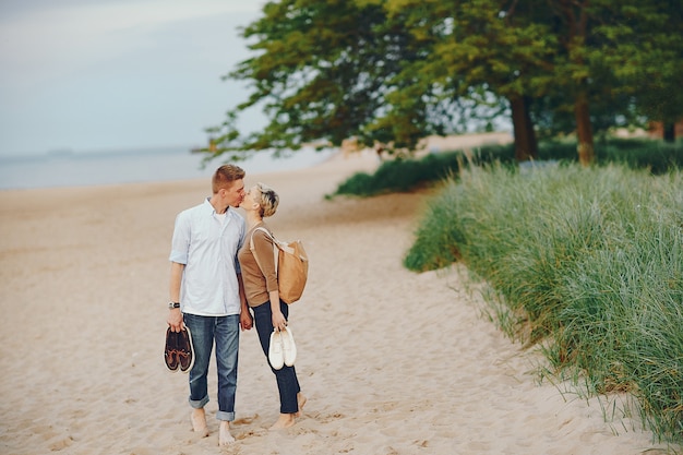 Couple Heureux Sur Une Plage Télécharger Des Photos