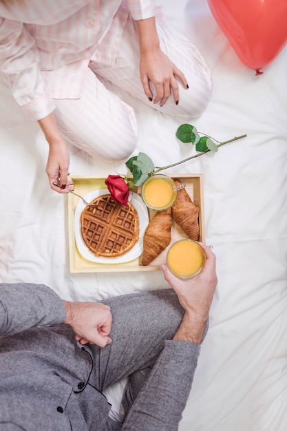 Couple Mangeant Un Petit Dejeuner Romantique Sur Un Lit Blanc Photo Gratuite