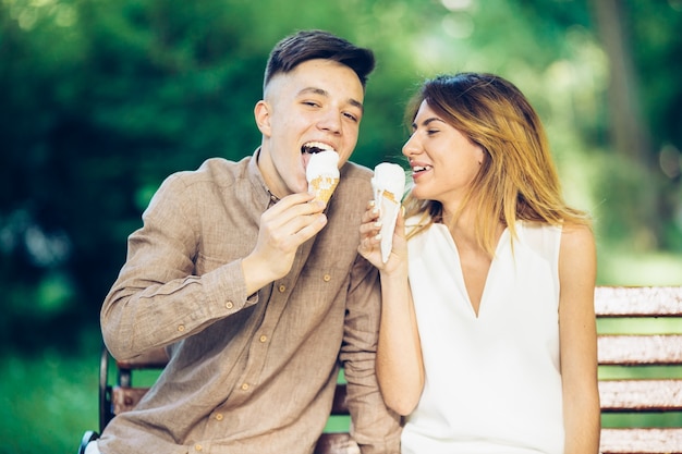 Couple Manger Glace Dans Parc Photo Gratuite