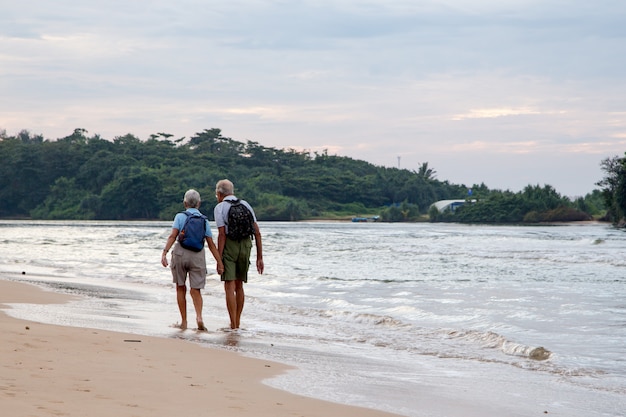 Couple marié de personnes âgées sur la plage au bord de l'océan Photo Premium