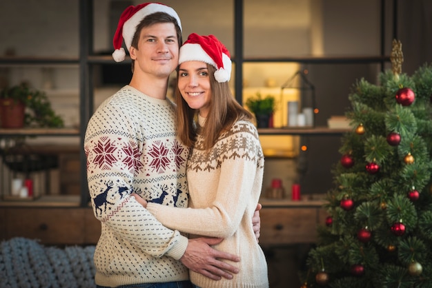 Couple de milieu portant des chandails s'embrassant Photo gratuit