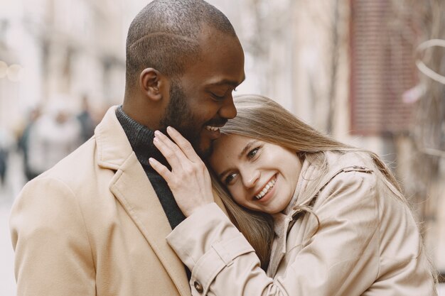 Couple Mixte Passer Du Temps Ensemble Dans Une Ville De Printemps Photo Gratuite