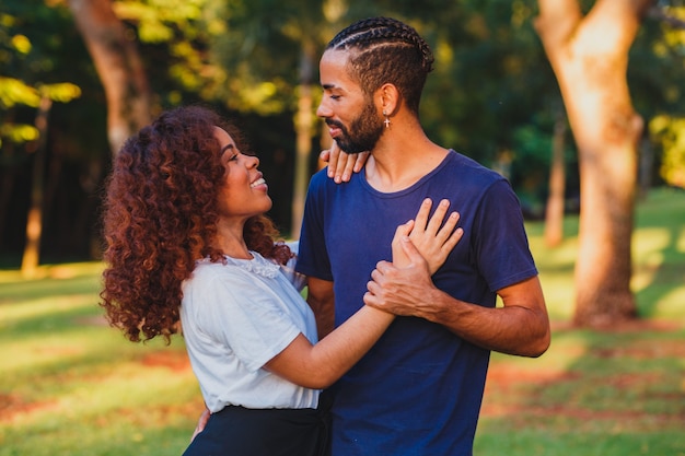 Couple Noir Dans Le Parc Amoureux Couple Passionne D Amoureux Photo Premium