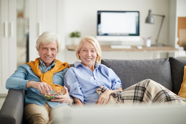 Couple De Personnes Agees Modernes Regarder La Television Photo Premium