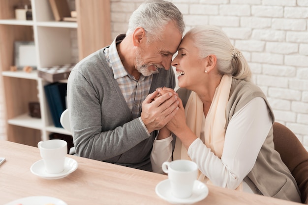 Un Couple De Personnes Agees Se Tiennent La Main L Amour Jusqu A La Mort Photo Premium