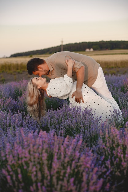 Couple De Provence Se Detendre Dans Le Champ De Lavande Dame En Robe Blanche Photo Gratuite