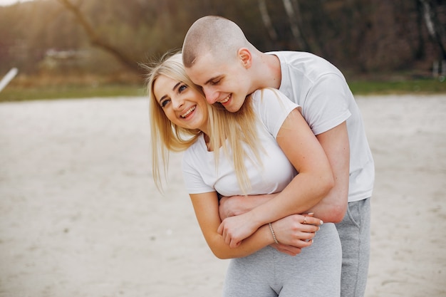Couple sportif dans un parc d'été Photo gratuit