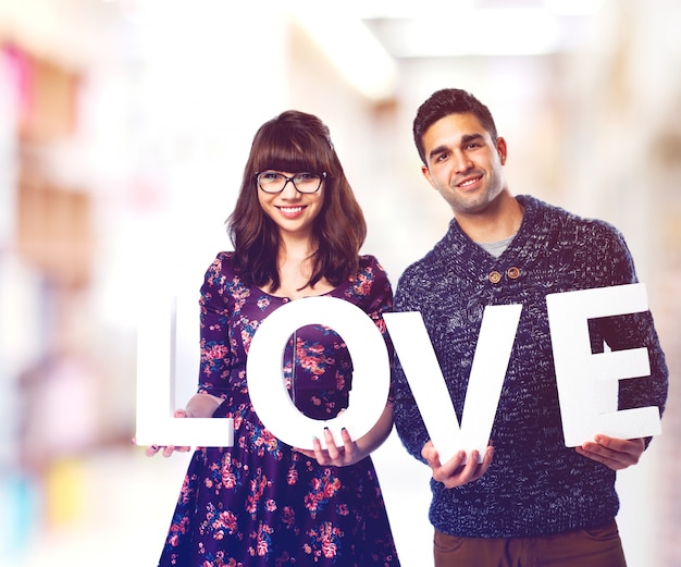 Couple, tenue, lettres qui dit