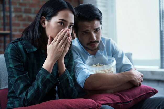Les couples regardent des films à la maison. il est ravi du film. Photo Premium