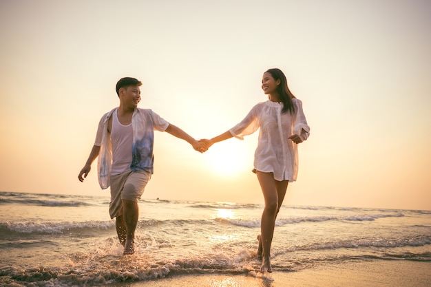 Couples Tenant La Main Beach Se Défouler Joyeusement Télécharger Des