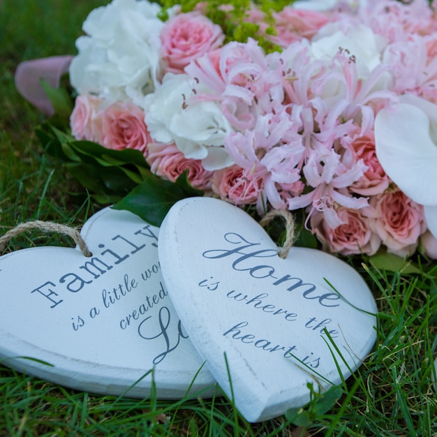 Couronne De Fleurs Avec Des Symboles Et Des Citations Sur L Herbe Photo Gratuite