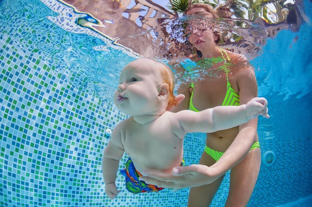 Cours De Natation Pour Enfants Bebe Bot Avec Sa Mere Apprend A Nager Plonger Sous L Eau Dans La Piscine Photo Premium