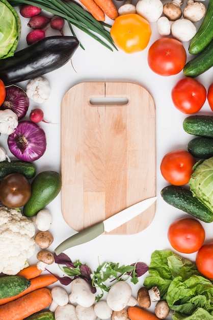 Couteau Et Planche D Couper Au Milieu Des L Gumes Photo Gratuite