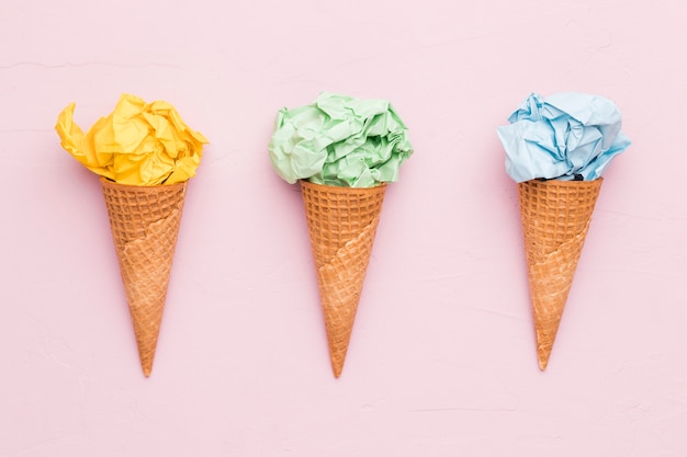 Crème glacée créative à partir de papier coloré froissé dans des cônes de gaufres Photo gratuit