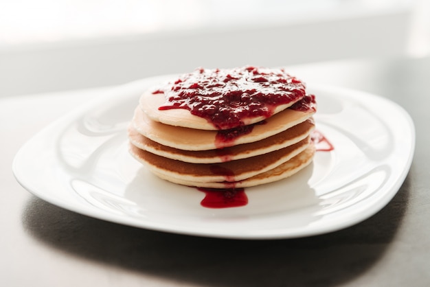 Crêpes à La Confiture à La Cuisine à La Maison. | Photo Gratuite