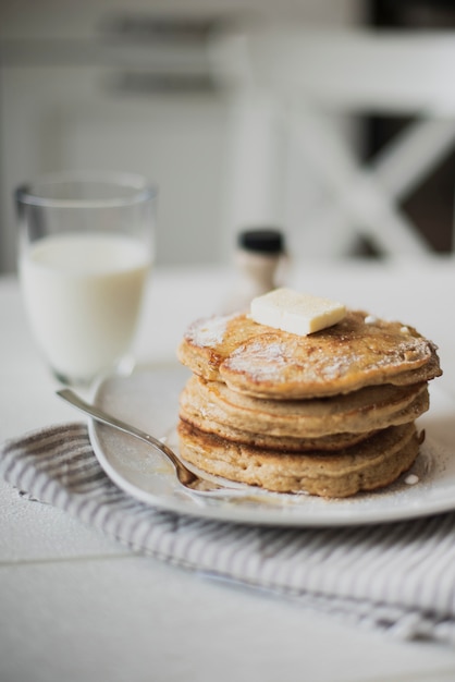 Crêpes avec du lait Photo gratuit