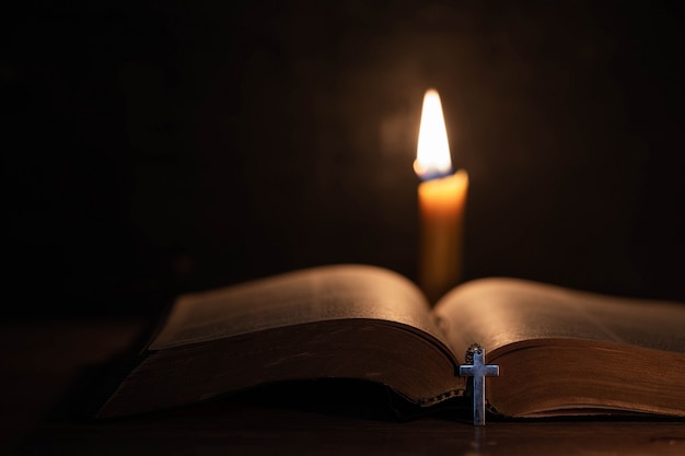 Croix Avec Bible Et Bougie Sur Une Vieille Table En Bois De Chene Photo Gratuite