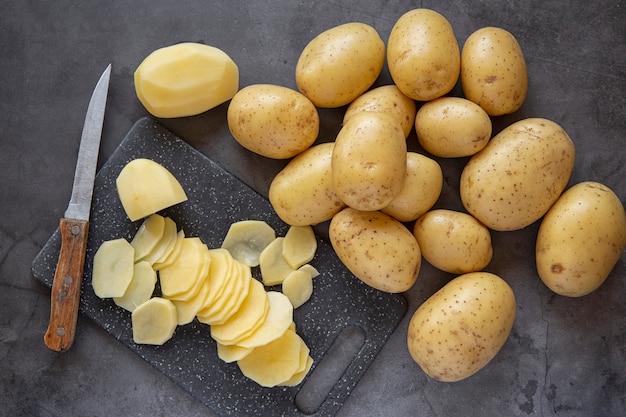 Cuisine Couper Les Pommes De Terre Fra Ches En Tranches Sur Une