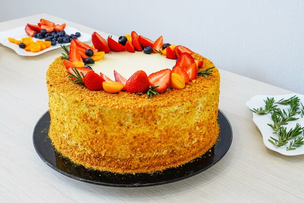 Cuisiner Et Decorer Un Gateau D Anniversaire Avec Des Fruits Et Des Baies Fraises Bleuets Et Physalis Gateau Aux Vitamines Photo Premium