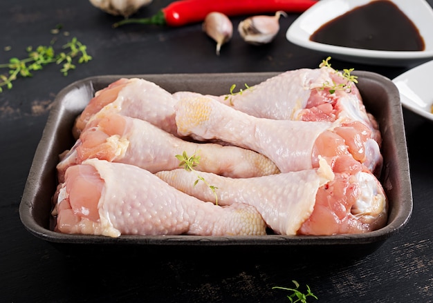 Cuisses de poulet crues crues Photo Premium