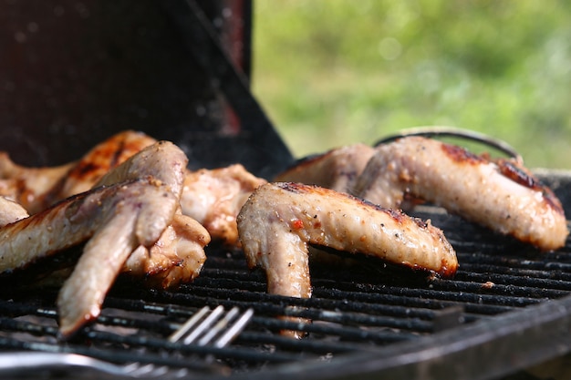 Cuisses de poulet sur le grill Photo gratuit