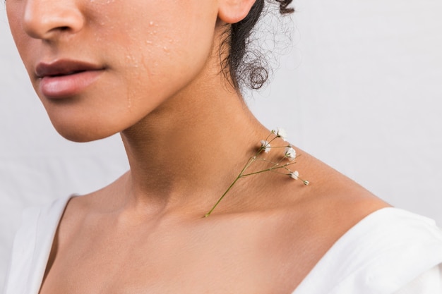 Culture ethnique femme avec plante sur cou Photo gratuit