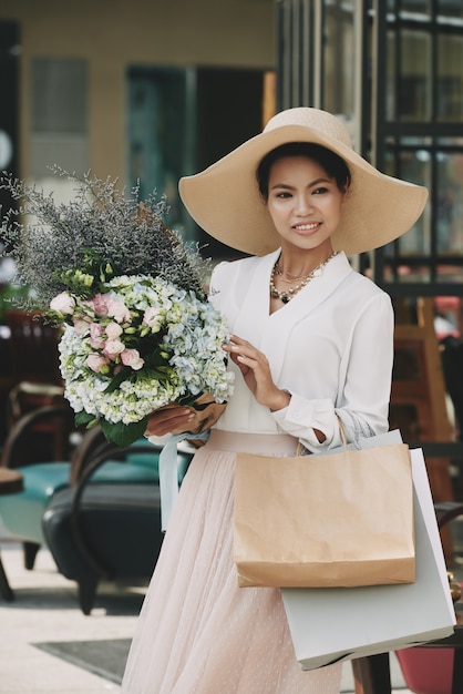 Dame Asiatique élégante En Grand Chapeau De Paille Posant